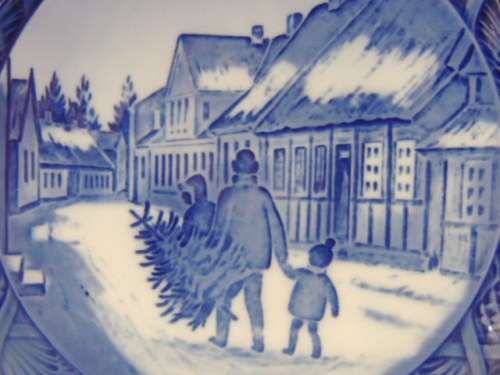 ROYAL COPENHAGEN COLLECTOR'S CHRISTMAS PLATE 1980 - "BRINGING HOME THE CHRISTMAS TREE"