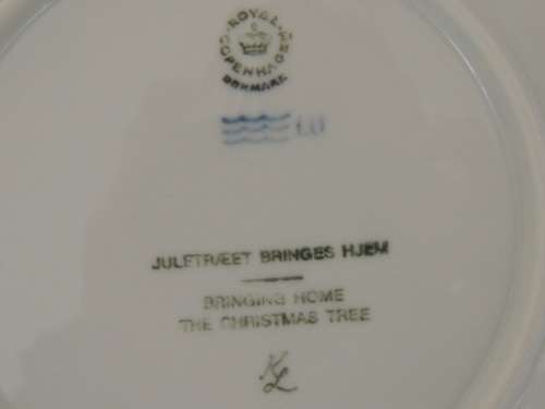 ROYAL COPENHAGEN COLLECTOR'S CHRISTMAS PLATE 1980 - "BRINGING HOME THE CHRISTMAS TREE"