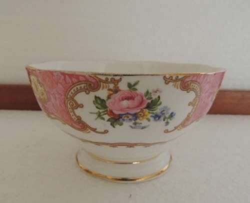 AWESOME ROYAL ALBERT 23 PIECE TEA SET - "LADY CARLYLE"