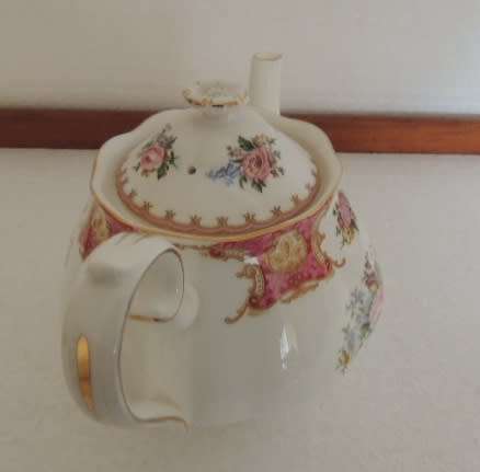AWESOME ROYAL ALBERT 23 PIECE TEA SET - "LADY CARLYLE"