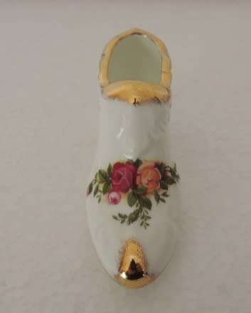 ROYAL ALBERT DECORATIVE SHOE - "OLD COUNTRY ROSES" (1 of 2)