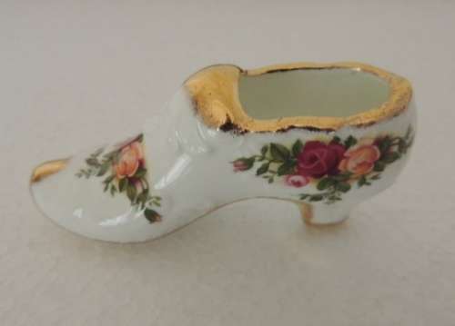 ROYAL ALBERT DECORATIVE SHOE - "OLD COUNTRY ROSES" (1 of 2)