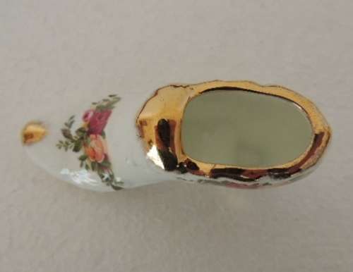 ROYAL ALBERT DECORATIVE SHOE - "OLD COUNTRY ROSES" (1 of 2)