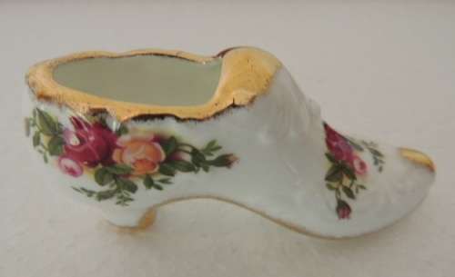 ROYAL ALBERT DECORATIVE SHOE - "OLD COUNTRY ROSES" (1 of 2)