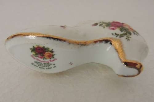 ROYAL ALBERT DECORATIVE SHOE - "OLD COUNTRY ROSES" (1 of 2)