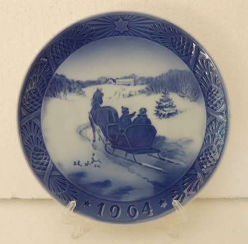 ROYAL COPENHAGEN CHRISTMAS PLATE 1964 - "FETCHING THE CHRISTMAS TREE"