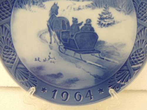 ROYAL COPENHAGEN CHRISTMAS PLATE 1964 - "FETCHING THE CHRISTMAS TREE"