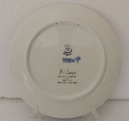 ROYAL COPENHAGEN CHRISTMAS PLATE 1964 - "FETCHING THE CHRISTMAS TREE"