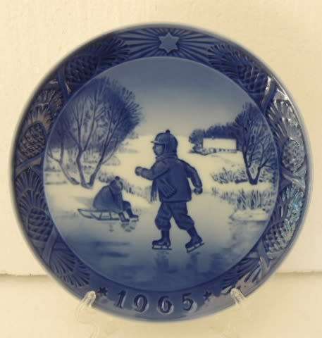 ROYAL COPENHAGEN CHRISTMAS PLATE 1965 - "LITTLE SKATERS"