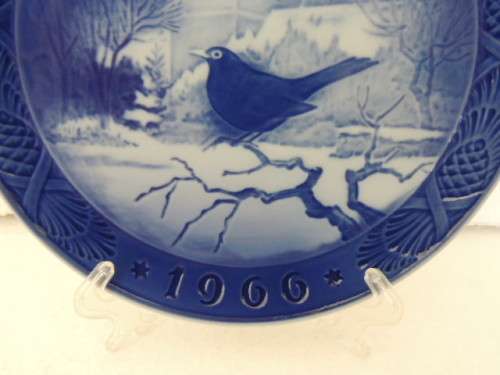ROYAL COPENHAGEN CHRISTMAS PLATE 1966 - "BLACKBIRD AT CHRISTMAS TIME"