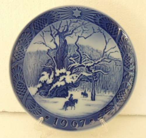 ROYAL COPENHAGEN CHRISTMAS PLATE 1967 - "THE ROYAL OAK"