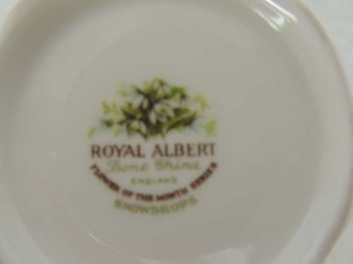 ROYAL ALBERT MUG FLOWER OF THE MONTH SERIES - "JANUARY - SNOWDROPS"