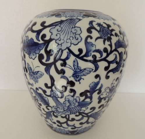 BLUE AND WHITE VASE, MING STYLE - 28.5 cm