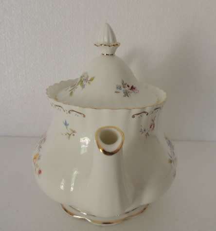 ROYAL ALBERT 22 PIECE TEA SET - "JUBILEE ROSE" - ABSOLUTELY ASTOUNDING