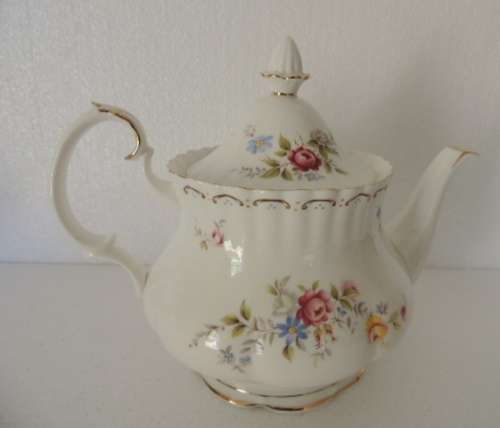 ROYAL ALBERT 22 PIECE TEA SET - "JUBILEE ROSE" - ABSOLUTELY ASTOUNDING