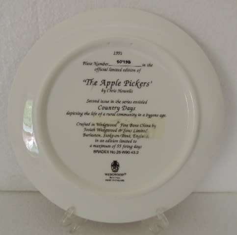WEDGWOOD "COUNTRY DAYS" SERIES PLATE - "THE APPLE PICKERS" with COA