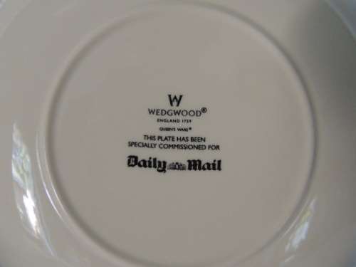 WEDGWOOD DAILY MAIL PLATE 2003 BOXED - CELEBRATING THE 50th ANNIVERSARY OF THE QUEENS CORONATION