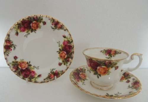 ROYAL ALBERT TRIO - "OLD COUNTRY ROSES"