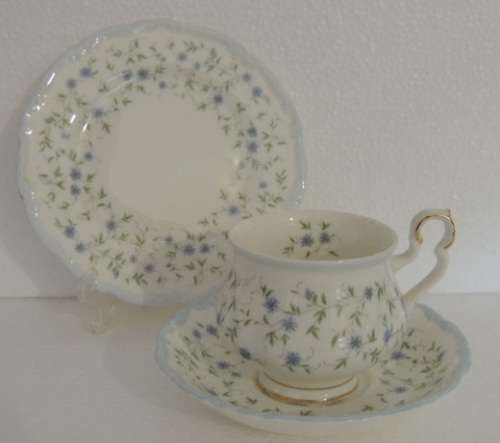 ROYAL ALBERT TRIO - "CAROLINE" 4 available