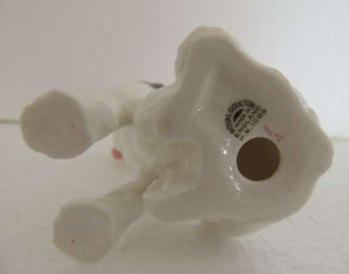 ROYAL DOULTON CHARACTER DOG YAWNING HN 1099