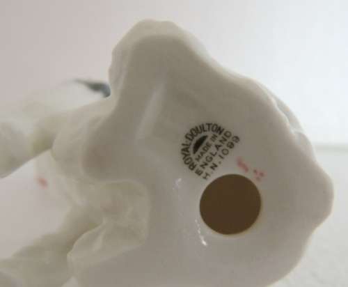 ROYAL DOULTON CHARACTER DOG YAWNING HN 1099