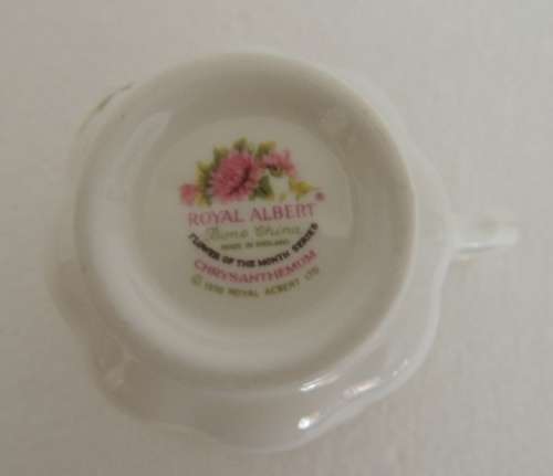 ROYAL ALBERT FLOWER OF THE MONTH DUO - NOVEMBER CHRYSANTHEMUM