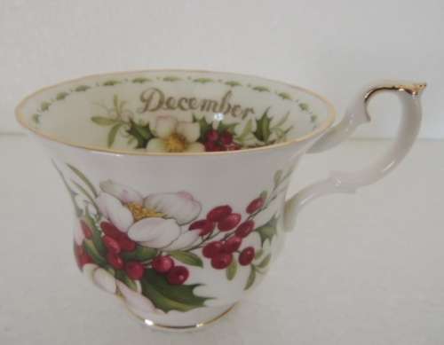 ROYAL ALBERT FLOWER ON THE MONTH TRIO - DECEMBER