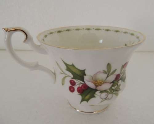 ROYAL ALBERT FLOWER ON THE MONTH TRIO - DECEMBER