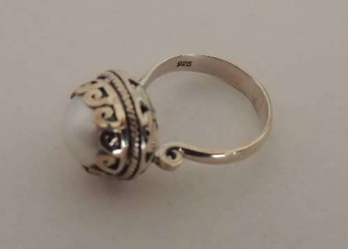 STERLING SILVER RING WITH ROUND MABE PEARL - gorgeous