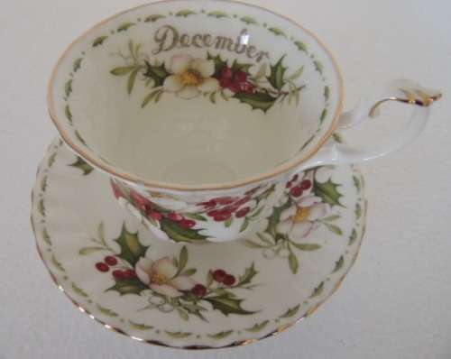 ROYAL ALBERT FLOWER OF THE MONTH TEA DUO - DECEMBER "CHRISTMAS ROSE"
