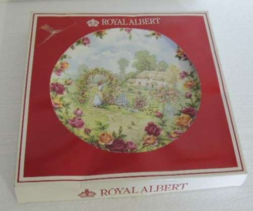 ROYAL ALBERT PLATE - A CELEBRATION OF THE OLD COUNTRY ROSES GARDEN