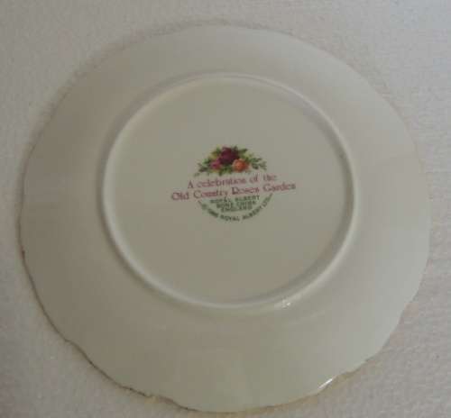 ROYAL ALBERT PLATE - A CELEBRATION OF THE OLD COUNTRY ROSES GARDEN