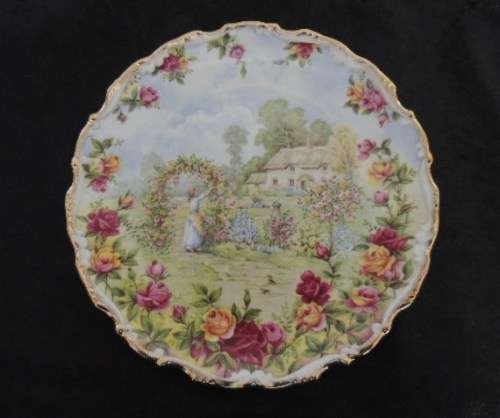 ROYAL ALBERT PLATE - A CELEBRATION OF THE OLD COUNTRY ROSES GARDEN