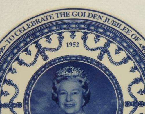WEDGWOOD COMMEMORATIVE PLATE - TO CELEBRATE GOLDEN JUBILEE PF HM QUEEN ELIZABETH, boxed