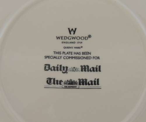 WEDGWOOD COMMEMORATIVE PLATE - TO CELEBRATE GOLDEN JUBILEE PF HM QUEEN ELIZABETH, boxed
