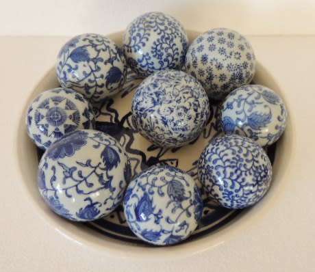 BLUE AND WHITE DECOR BALLS IN A BOWL