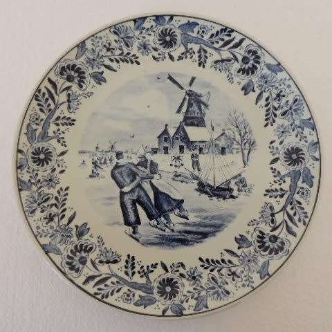 BOCH DELFT COLLECTABLE PLATE 2 - SKATING