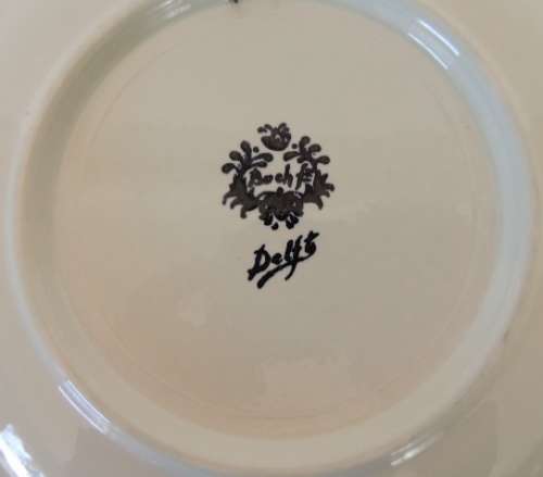 BOCH DELFT COLLECTABLE PLATE 2 - SKATING