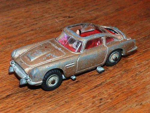 CORGI EARLY 007 JAMES BOND ASTON MARTIN GOLD DB5.