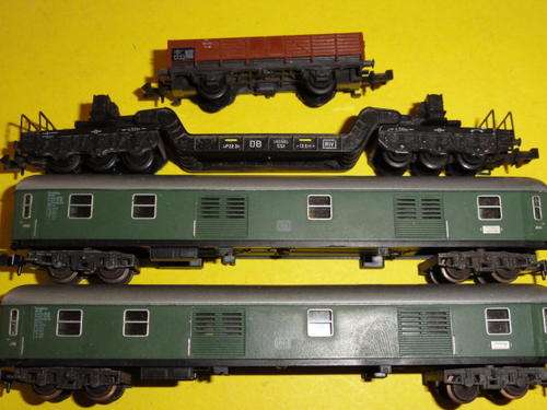 MINITRIX N GAUGE 2 X WAGONS AND 2 X COACHES  IN GOOD CONDITION