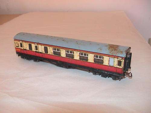 HORNBY DUBLO OO GAUGE 3 rd CLASS/ BRAKE CORRIDOR COACH IN POOR CONDITION
