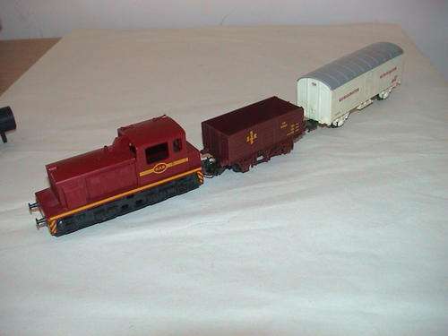LIMA HO GAUGE SOUTH AFRICAN RAILWAYS DIESEL LOCO + 2 X GOODS WAGONS IN EXCELLENT CONDITION