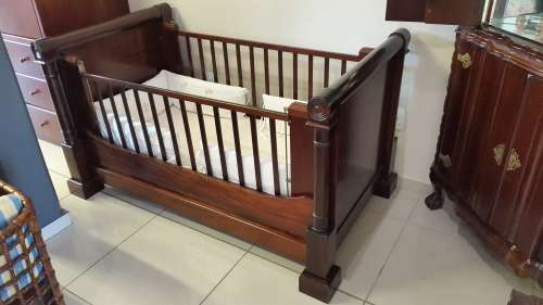 Hans van de Merwe Baby Cot