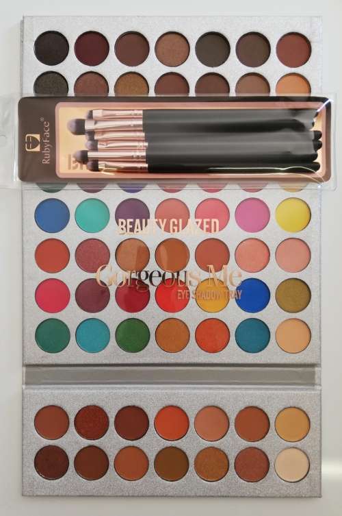 Beauty Glazed Gorgeous Me Eyeshadow Palette + Eyeshadow Brush Set