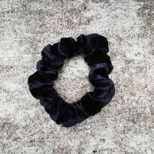 SCRUNCHIE - BLACK VELVET (SMALL)