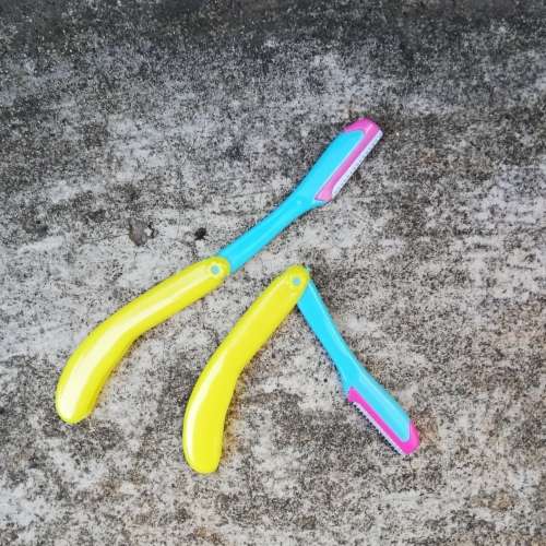 DERMAPLANING TOOL - 2 X FOLDING BLADES (YELLOW)