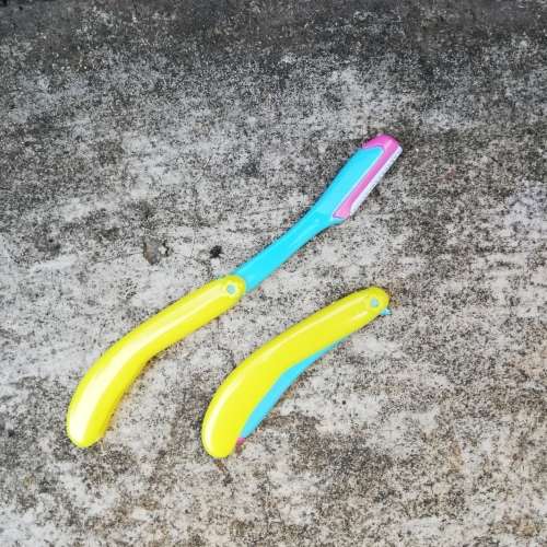 DERMAPLANING TOOL - 2 X FOLDING BLADES (YELLOW)