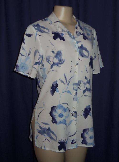 Pretty White & Blue Floral Print Short Sleeved Shirt by MILADYS - Size 36