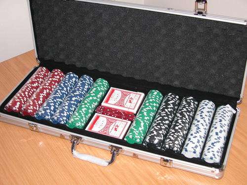 POKER CHIPS@@BARGAIN PRICE@@. Texas Hold'em 500pc Dice Chipset 11.5g Stylish Carry Case.