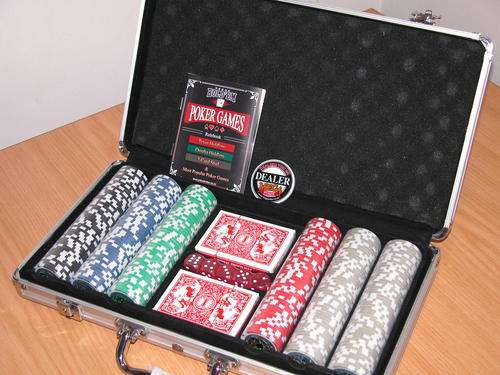 POKER CHIPS.@@BARGAIN@@ Texas Hold'em 300pc Royal Flush Chipset 11.5g Stylish Carry Case.